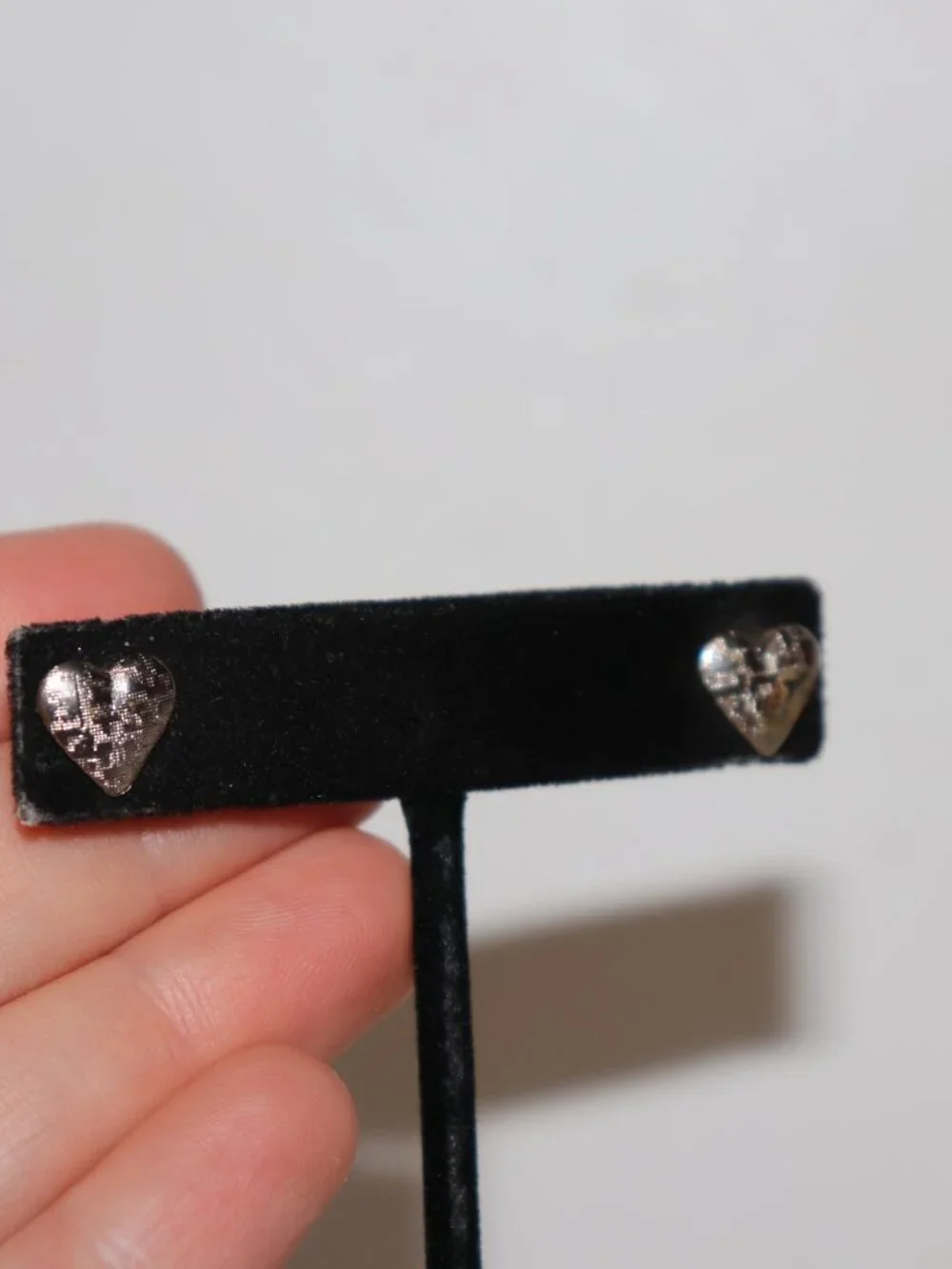 ✨ Vintage Silver Etched Heart Post Earrings • 3/8” • Pierced ✨